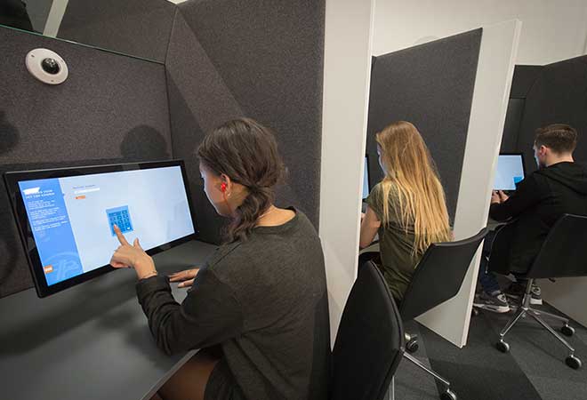 Kandidaten leggen het auto theorie examen af in aparte examenzuilen bij het CBR