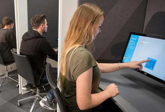 Kandidaten leggen het theorie examen oefenen online af op een examenzuil