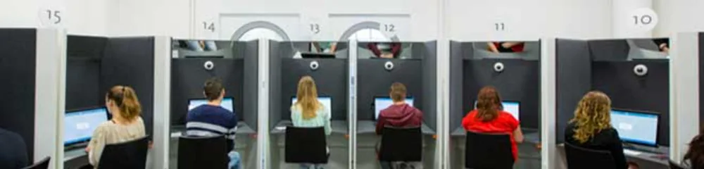 Kandidaten leggen hun CBR theorie examen af in de examenzaal