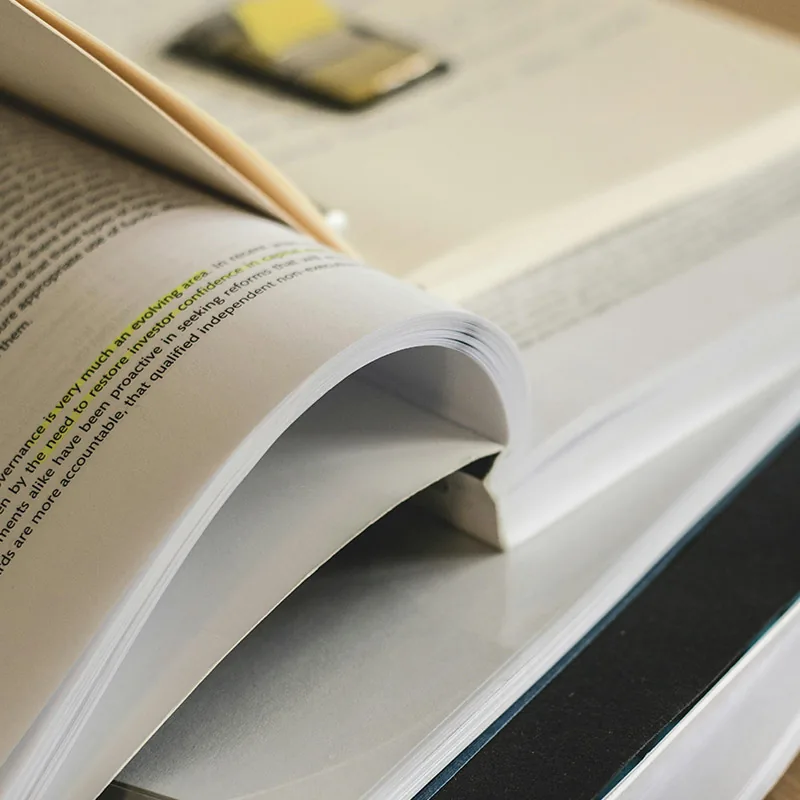 Opengeslagen auto theorieboek met leerstof over verkeersregels