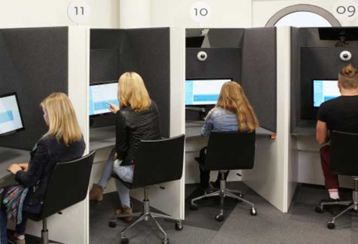 Kandidaten leggen theorie examen aanvragen af in aparte examenzuilen bij het CBR
