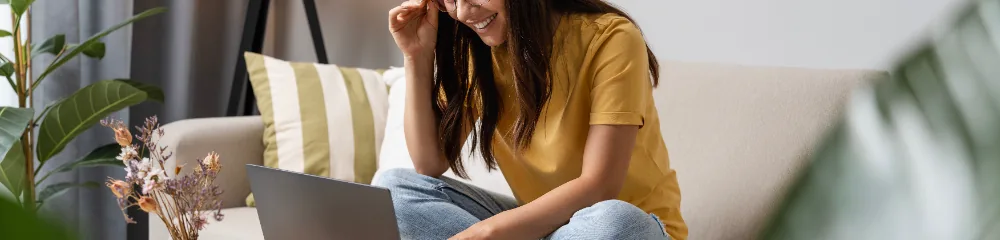 Vrouw berekent op laptop de kosten van haar theorie examen