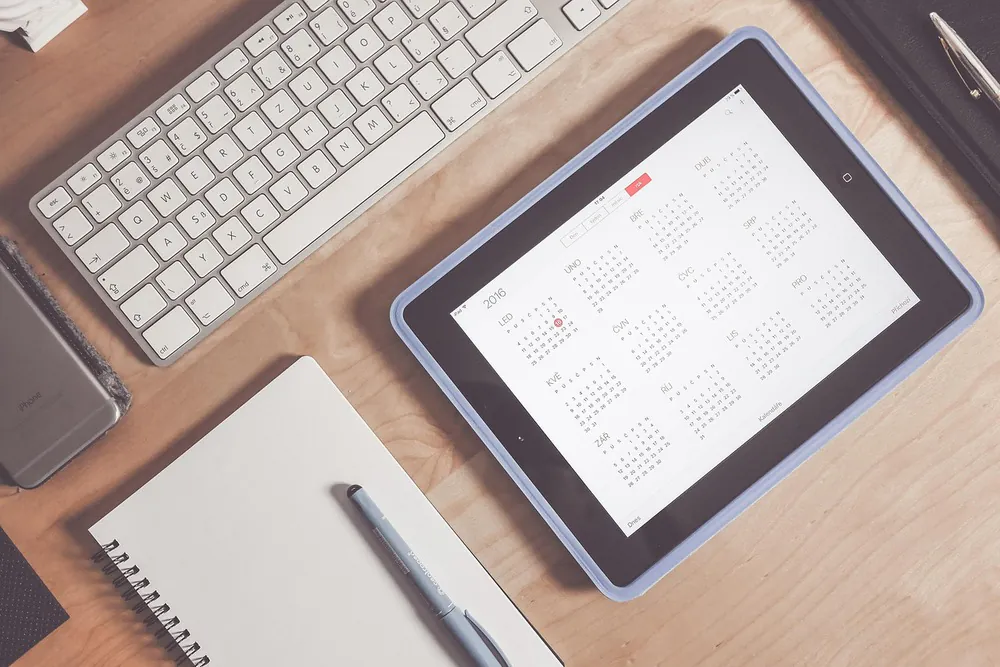 Agenda op een tablet, naast een toetsenbord