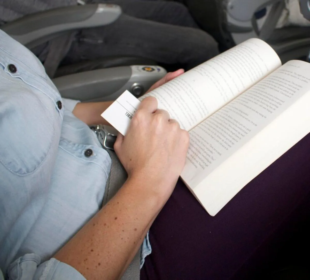 Vrouw leest boek en begint op tijd met studeren voor CBR examen aanvragen